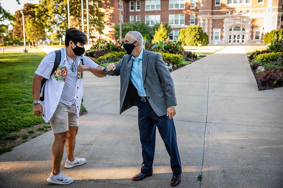 西北总裁博士. John Jasinski greeted students by bumping their elbows as they walked to classes during the first day of the fall 2020 semester. 这所大学的秋季入学人数是其115年历史上最高的. (<a href='http://th.85500171.com'>和记棋牌娱乐</a>摄)