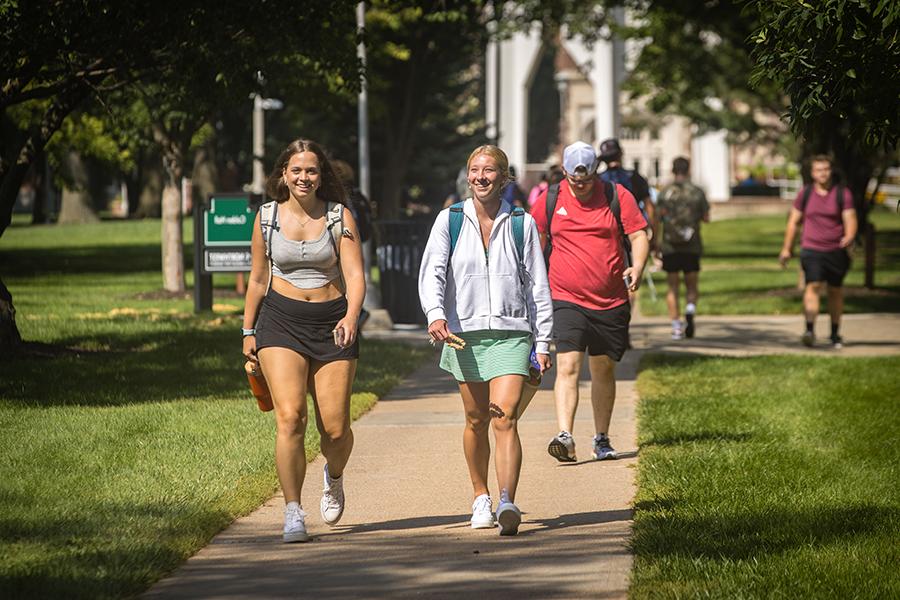 Northwest students cross the main campus in Maryville during the first day of fall classes in August. (Photo by Lauren Adams/<a href='http://th.85500171.com'>和记棋牌娱乐</a>)