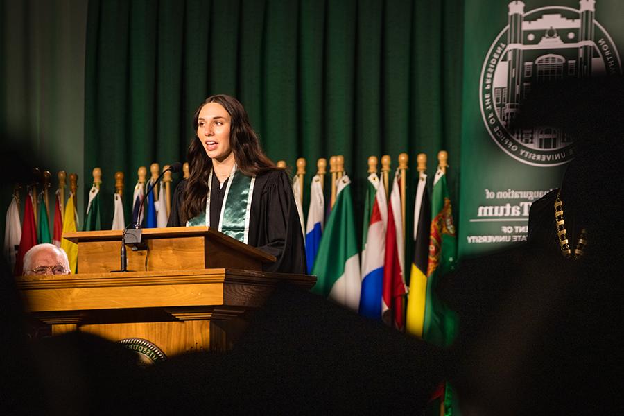 Student Senate President and Student Regent Elizabeth Motazedi delivered greetings to Northwest President Dr. Lance Tatum. (图片来源:Lauren Adams/<a href='http://th.85500171.com'>和记棋牌娱乐</a>)